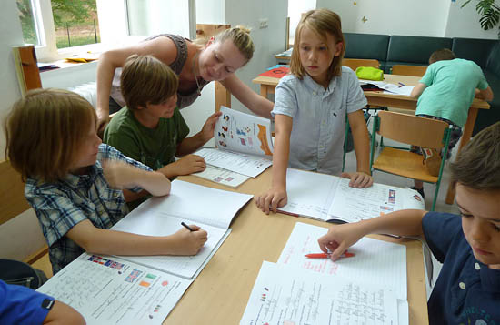 Kindergruppe Unterricht Projektarbeit am Englischcamp
