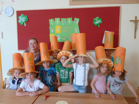 Kids mit selbst gebastelten Hüten aus Papier